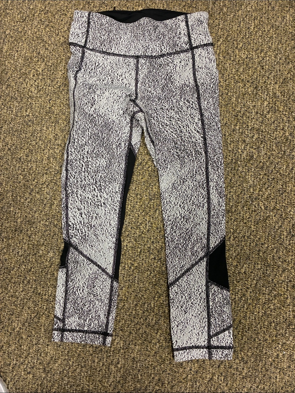 Women’s Size 4  Black & White Patterned Active Leggings